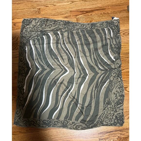 Valentino Khaki Green 100% Silk Scarf 34" x 32" Made in Italy - Picture 6 of 7